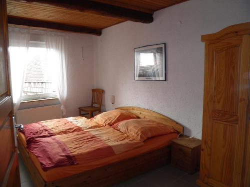 a bedroom with a bed and a window at Ferienweingut- Schäfer in Göcklingen
