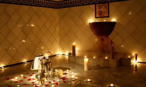 een kamer met kaarsen en verlichting in een badkamer bij Yadis Hammamet in Hammamet