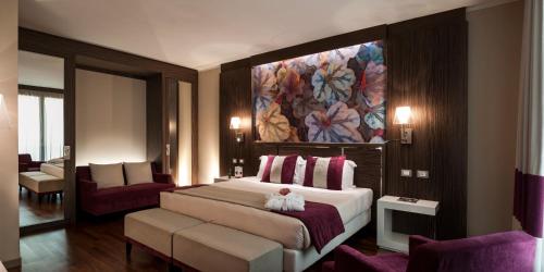 A bed or beds in a room at Ramada Plaza by Wyndham Milano