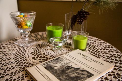 een tafel met een boek en een bril en een tijdschrift bij B&B I Due Gelsi in Monte Libretti