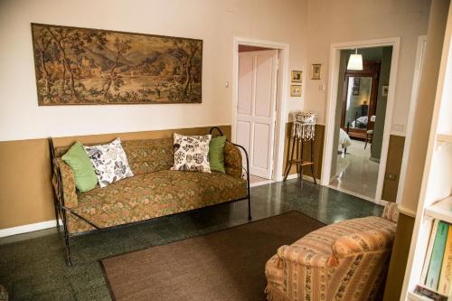 ein Wohnzimmer mit einem Sofa und einem Gemälde an der Wand in der Unterkunft B&B I Due Gelsi in Monte Libretti