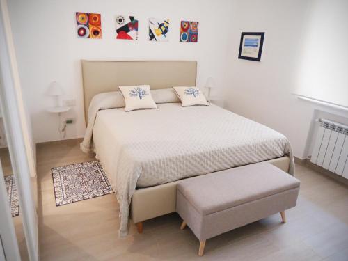 - une petite chambre avec un lit et un tabouret dans l'établissement Vittoria home 44, à Terracine