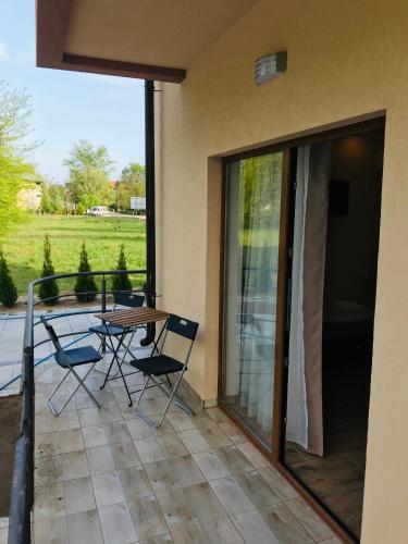 a patio with a table and chairs on a balcony at Apartmani borova 2 in Veliko Gradište