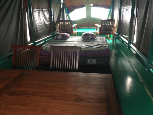 duas camas num quarto numa tenda em Orangutan Houseboat Park Tanjung Puting em Pangkalan Bun
