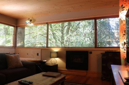 Zona de estar de Linden Gardens Rainforest Retreat