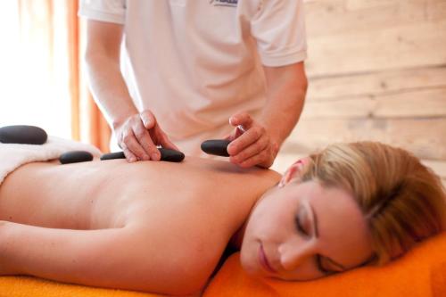 a woman getting a massage from a therapist at Appartement Harmonie & Balance in Leogang