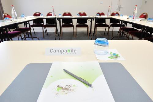 Zona business o sala de conferencias en Campanile Lyon Est Aéroport Saint Exupery