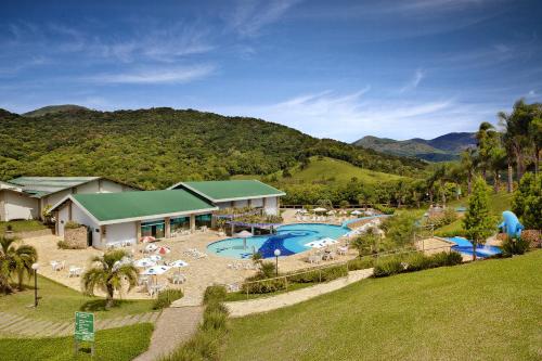 - une vue aérienne sur un complexe avec une piscine dans l'établissement Capivari Ecoresort, à Campina Grande do Sul