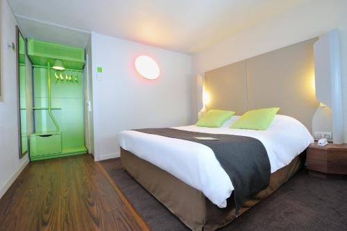 Cama o camas de una habitación en Campanile Lyon Est Aéroport Saint Exupery