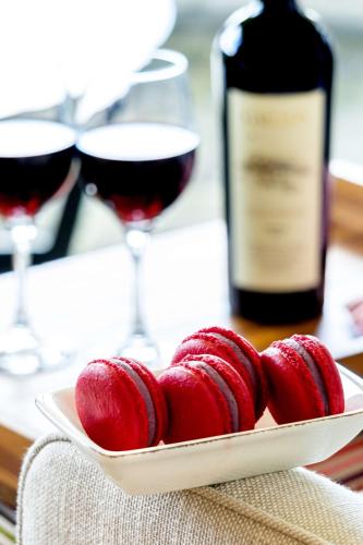a plate of red apples on a table with wine glasses at Hyatt Centric Montevideo in Montevideo