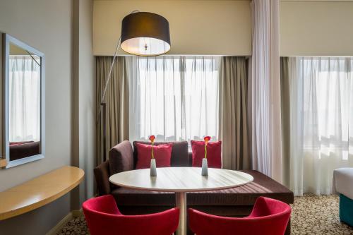 Posezení v ubytování Novotel Suites Mall Avenue Dubai