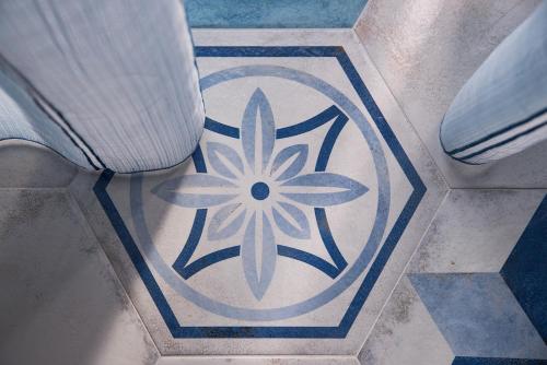 a blue and white tile floor with a flower on it at B&B La Gemma di Ravello in Ravello