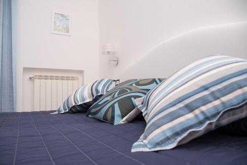 a group of pillows sitting on a bed at B&B La Gemma di Ravello in Ravello