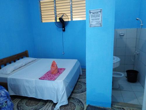 ein blaues Zimmer mit einem Bett mit Stern drauf in der Unterkunft John Lhea Beach Cottages in Siquijor