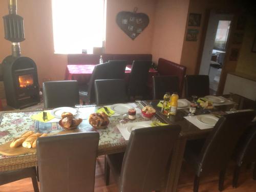 a dining room with a table and a fireplace at Willa chez willi in Niederschaeffolsheim