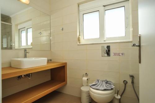 Ένα μπάνιο στο Mithos Premium Rooms