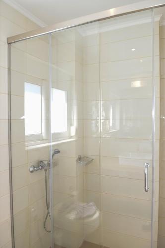 Ένα μπάνιο στο Mithos Premium Rooms