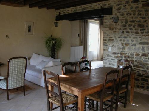 un salon avec une table en bois et un canapé dans l'établissement Domaine du Haul, à Catteville