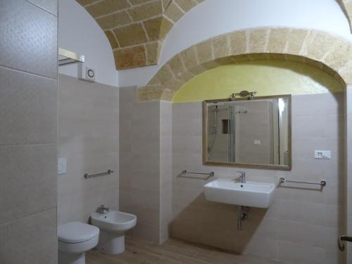 Ένα μπάνιο στο Dimora Rizzo con tappeti di pietra