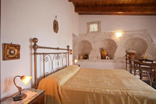 アルベロベッロにあるB&B Salita Delle Pereのアーチのある部屋にベッド1台が備わるベッドルーム1室が備わります。
