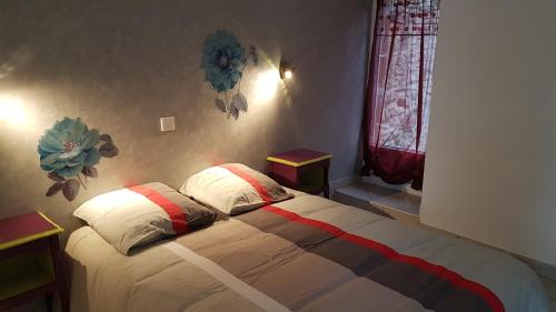 ein Schlafzimmer mit einem Bett in einem Zimmer in der Unterkunft Petite maison au cœur du Berry in Culan