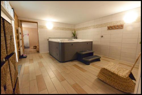 y baño con lavabo y aseo. en chalet des planchettes en Marigny
