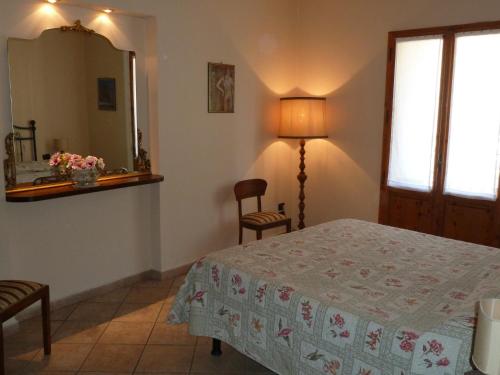 En eller flere senge i et værelse på La Casina Appartamento nel Cuore di Greve in Chianti