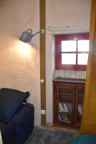 uma sala de estar com uma janela e um sofá em Tour Duguesclin em Chauvigny