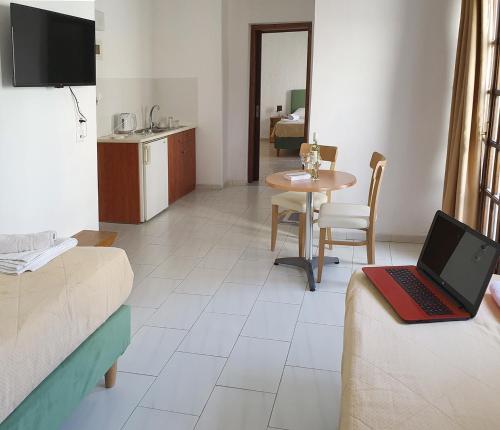 TV a/nebo společenská místnost v ubytování Arhodiko Hotel