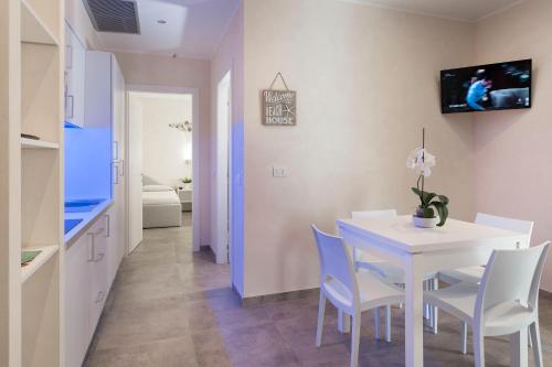 TV a/nebo společenská místnost v ubytování White Suite & Apartments