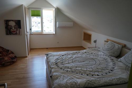 sypialnia z dużym łóżkiem i oknem w obiekcie Pascal Villa 7 nights 1 free w mieście Stari Grad