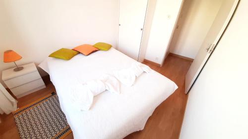 エリセイラにあるEriceira Sand Beach IIのベッドルーム1室(白いシーツが備わるベッド2台付)
