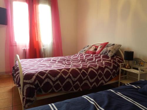 1 dormitorio con 1 cama y 2 ventanas en chez william, en Carcassonne