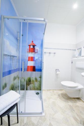Bilik mandi di Hotel Forsthaus Sellin