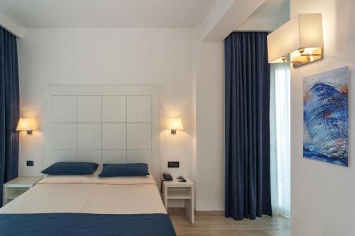 a bedroom with a large bed and a window at Hotel Central Park in Marina di Pietrasanta