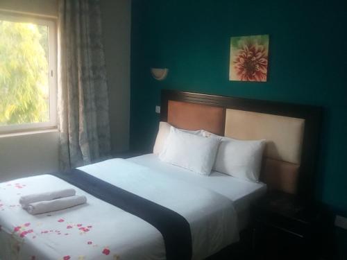 Ένα ή περισσότερα κρεβάτια σε δωμάτιο στο Royal Olympia Lodges and Safaris Livingstone