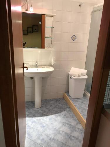 bagno con lavandino e servizi igienici di Loft Favignana - Egadi a Favignana
