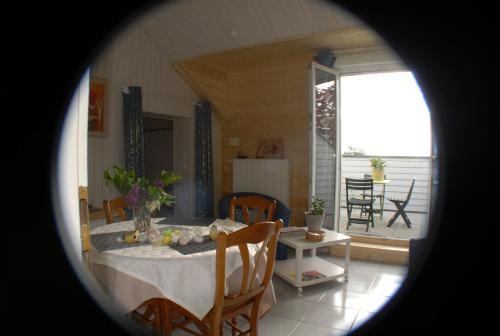 une salle à manger avec une table et des chaises et une fenêtre dans l'établissement Eguisheim village préféré des français grand studio, à Eguisheim
