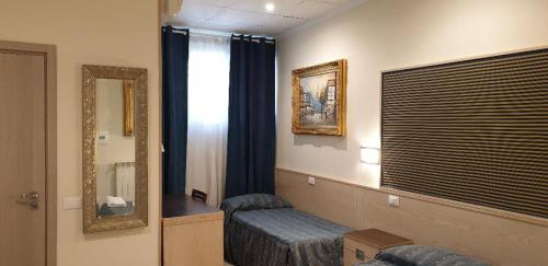 Posteľ alebo postele v izbe v ubytovaní Hotel Chopin
