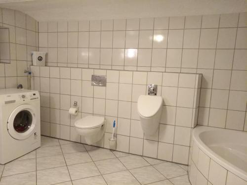 Bilik mandi di Gästehaus Jäger