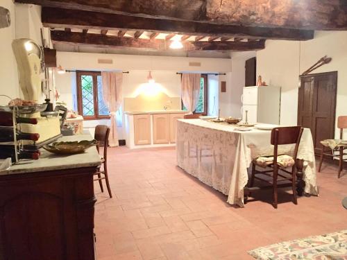 カスティリオーン・フィオレンティーノにあるVACANZE RELAX e CULTURA in TOSCANAのキッチン(テーブル、椅子付)