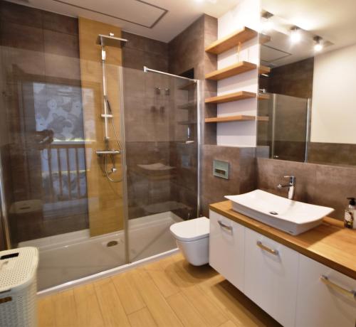 a bathroom with a shower and a toilet and a sink at Ferienwohnung Kisajno in Giżycko