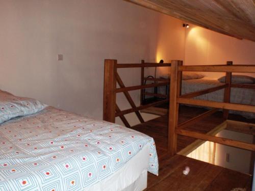 une chambre avec deux lits superposés dans une pièce dans l'établissement Maison de vacances sud Ardèche, à Berrias Et Casteljau