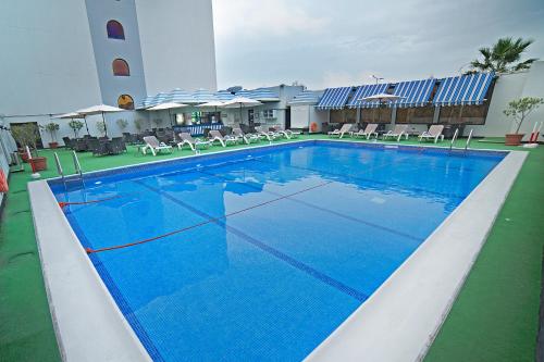 Bazén v ubytování Ramada by Wyndham Bahrain nebo v jeho okolí