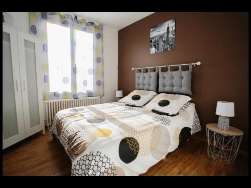 - une chambre avec un grand lit et une fenêtre dans l'établissement charmante maison lumineuse et confortable, à Le Poinçonnet