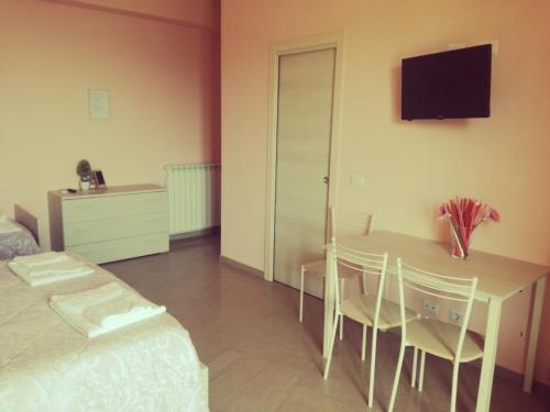 TV a/nebo společenská místnost v ubytování B&B la spiaggetta di Stazzo