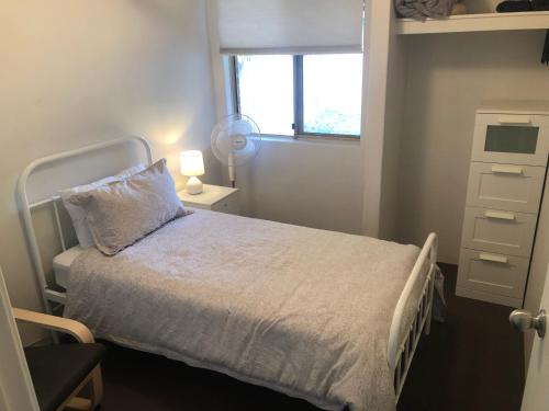 Un pat sau paturi într-o cameră la 5A Glenelg Street