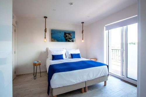 Llit o llits en una habitació de Hillside House Suites & Spa