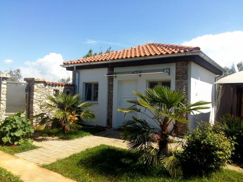 a small white house with a white garage at Studio Apartman Vortex in Fažana