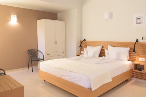 En eller flere senger på et rom på Mithos Premium Rooms